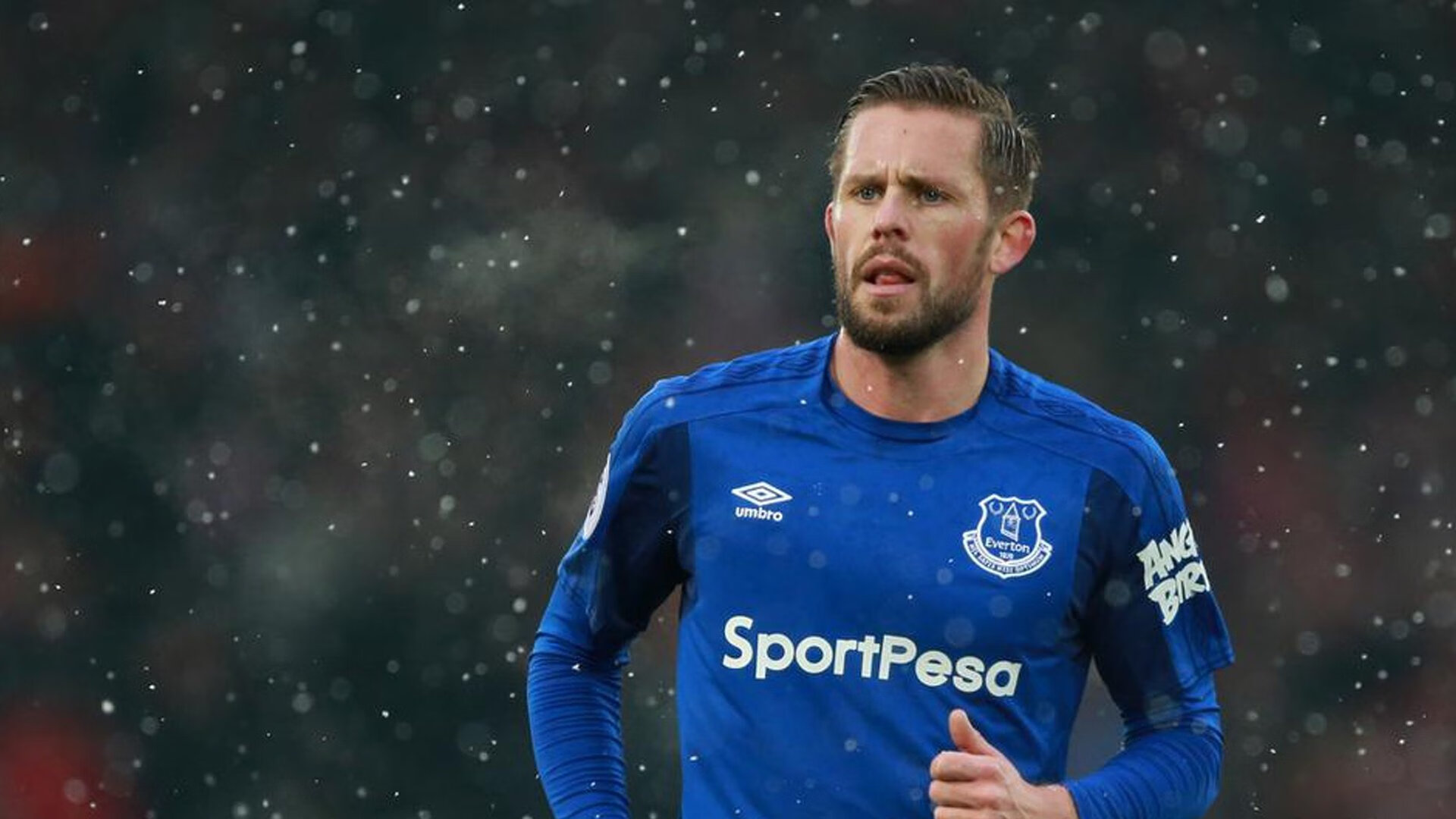 决赛红牌风波加剧球队困境,红牌下场停赛吗